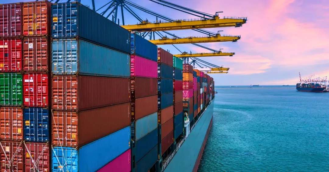 Contenedores de carga en un puerto